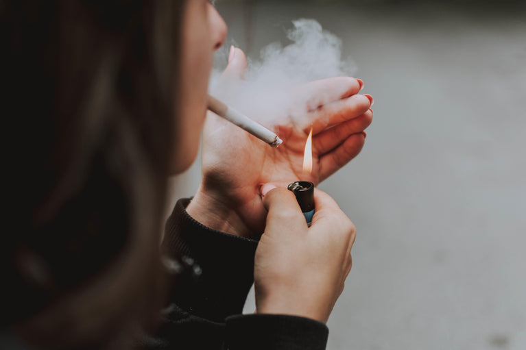 Cigarro causa queda de cabelo?