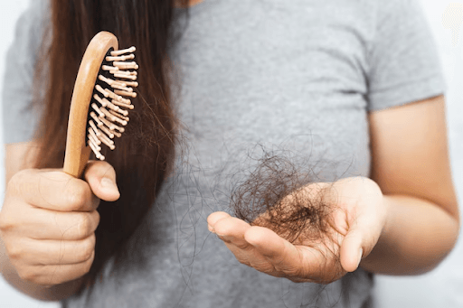 Chega de cabelos no ralo: veja como acabar com a queda de cabelo