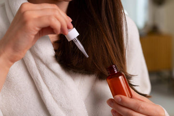 Eu deveria investir em tônicos para queda de cabelo?